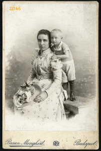 Braun műterem, elegáns anya gyermekével, csodálatos kallappal, Budapest, portré, 1890-es évek, Er...