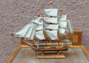 Hajó, vitorlás fa makett 28x32 cm