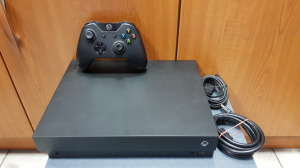 Xbox One X 1TB Konzol Újszerű Fekete Garis !