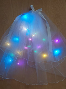 Menyasszonyi lánybúcsú, leánybúcsú fátyol gyöngy díszítéssel  2 soros 40-55 cm világítós ledes