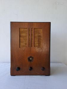 Amatőr régi rádió a 30-as évekből, gyűjtők figyelmébe ajánlom, akár ajándékötletnek is kiváló