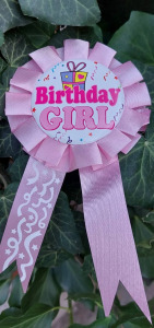 Születésnapi party kellék kitűző Birthday GIRL felirattal Rózsaszín