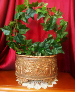 Domborműves antik réz kaspó, virágtartó