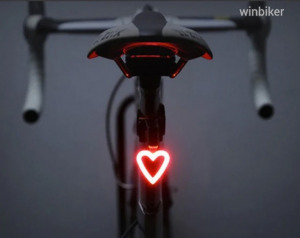 LED hátsó kerékpár lámpa USB tölthető AKKUS hordozható világítás roller ebike SZÍV DESIGN = 1FT NMÁ