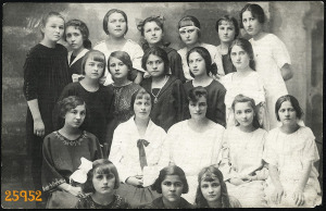 Wurczinger műterem, Dunaföldvár, végzős lány osztály, hátlapon névsorral, iskola, 1922, 1920-as é...