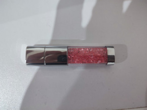 Csajos 64 GB pendrive rózsaszín kristályokkal