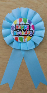 Születésnapi party kellék kitűző Happy Birthday felirattal KÉK