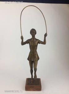 Domonkos Béla szobrászművész alkotása- Ugrókötelező kislány  bronz szobor