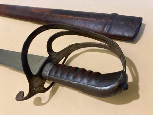 Egy antik kard bőr hüvelyében - Jelzett markolat, sorszámozott hosszú erős acél penge - Régi kard