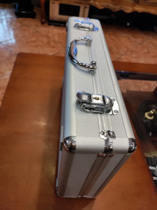 Ezüst színű, zárható érme tartó koffer 5 tálcával 40* 25 cm 1 Ft NMÁ