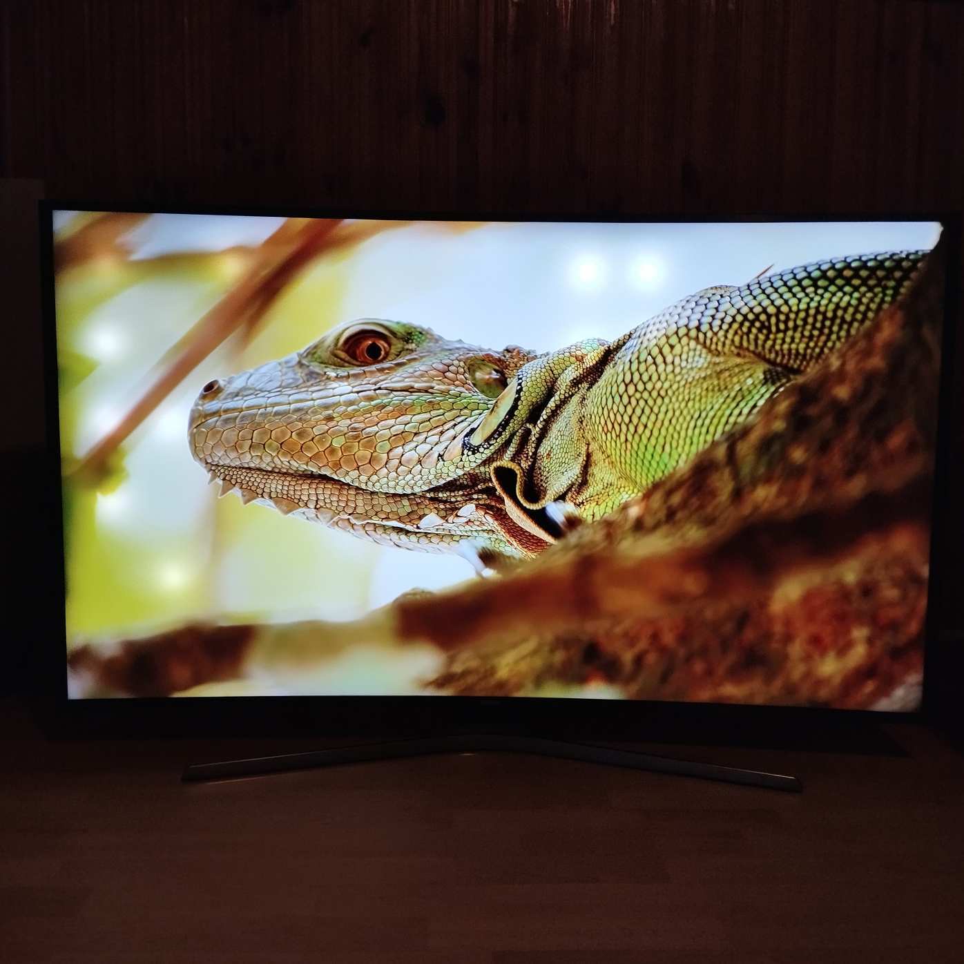 140 cm-es ívelt Samsung UE55KU6170U 4K-s okos TV lencse hibával eladó