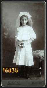 Medek műterem, elsőáldozó, lány virágokkal, ünneplő ruhában, portré, Budapest, 1890-es évek, Ered...