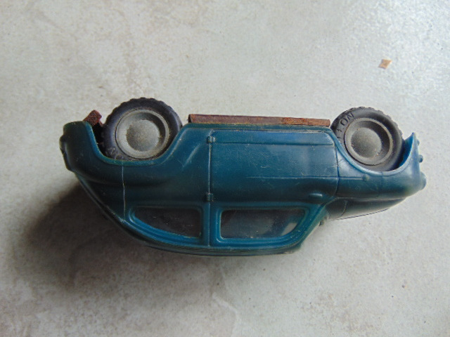 Lemez, műanyag régi retro lendkerekes autó FIAT