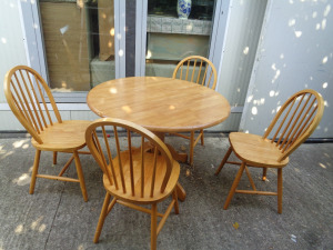 Asztal 4 székkel