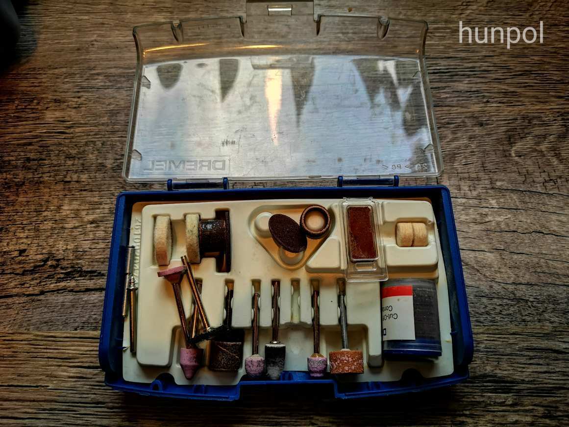 Dremel 300-as készlet kofferben + Dremel 212 Drill Press fúróállvány + kiegészítők
