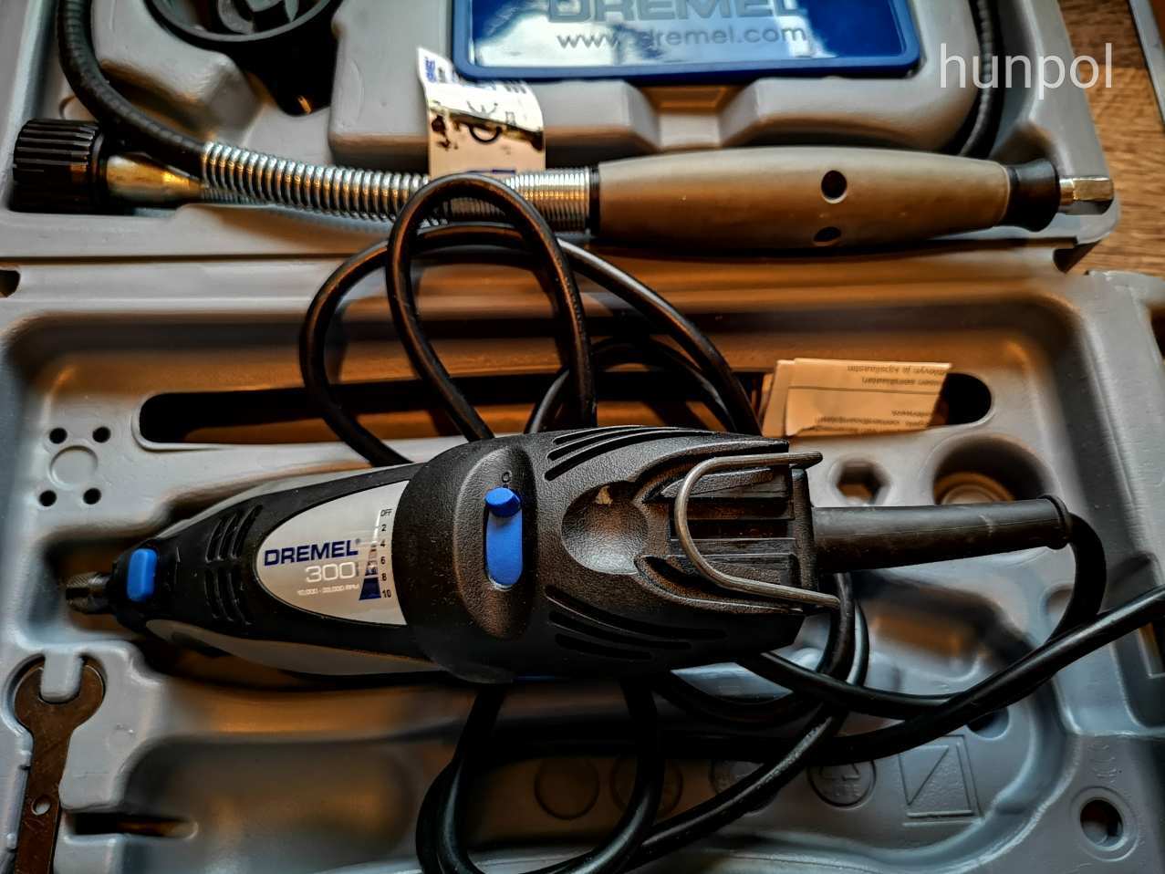 Dremel 300-as készlet kofferben + Dremel 212 Drill Press fúróállvány + kiegészítők