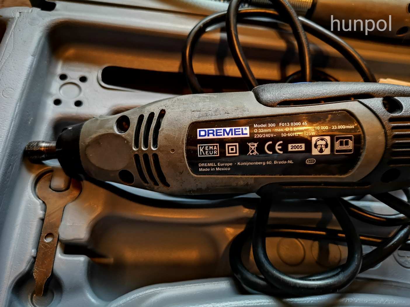 Dremel 300-as készlet kofferben + Dremel 212 Drill Press fúróállvány + kiegészítők