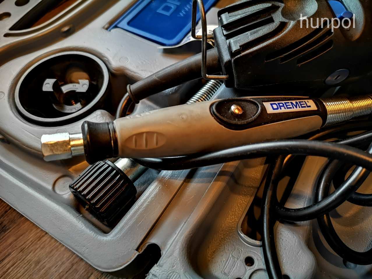 Dremel 300-as készlet kofferben + Dremel 212 Drill Press fúróállvány + kiegészítők