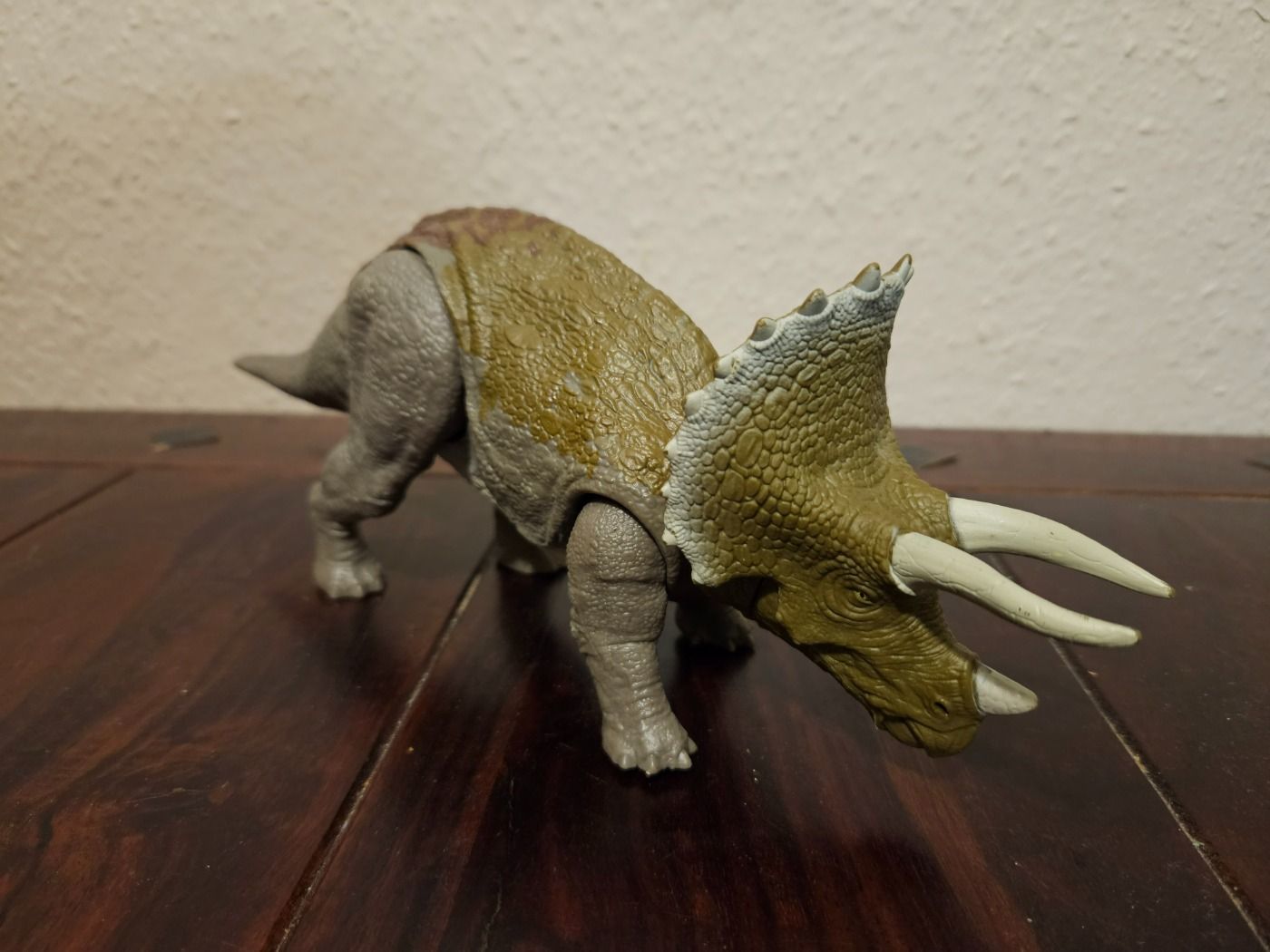 Jurassic World Sound Strike Triceratops