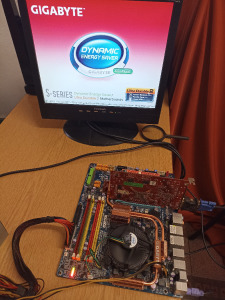 Gigabyte LGA775 alaplap + Q8300 Core2 quad négymagos (4x2,5GHz) cpu + 2 x 1Gb DDR2 memória