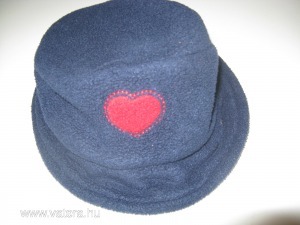 Kék kalap piros szívvel kb.5 éves kislánynak