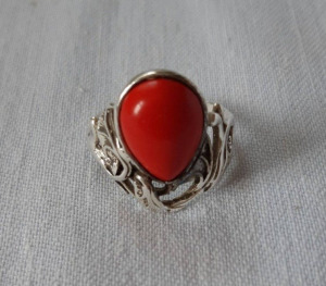 54 - es. Régi ezüst gyűrű, vörös korall berakással!