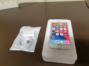 iPhone 8, újszerű,fehér, kártyafüggetlen, új töltővel