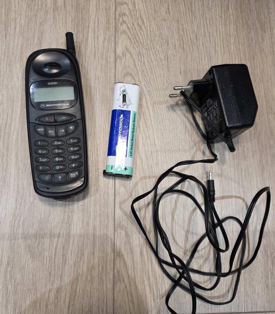 RETRO MOTOROLA MOBIL TELEFON TÖLTŐVEL, AKKUVAL