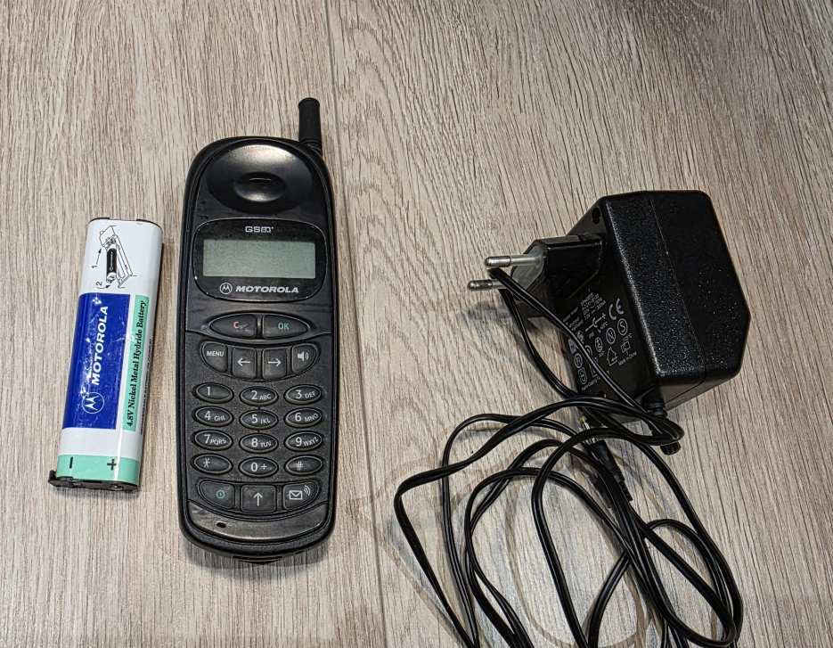 RETRO MOTOROLA MOBIL TELEFON TÖLTŐVEL, AKKUVAL