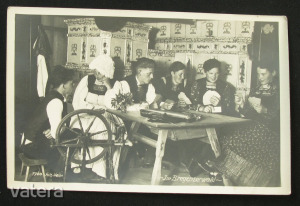 Osztrák népviseletes fotolap kártyázókkal, cserépkályhával
