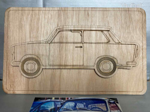 - Trabant 3D hatású gravírozott fa tábla - retró veterán autó - ajándék garázs dísz - új -