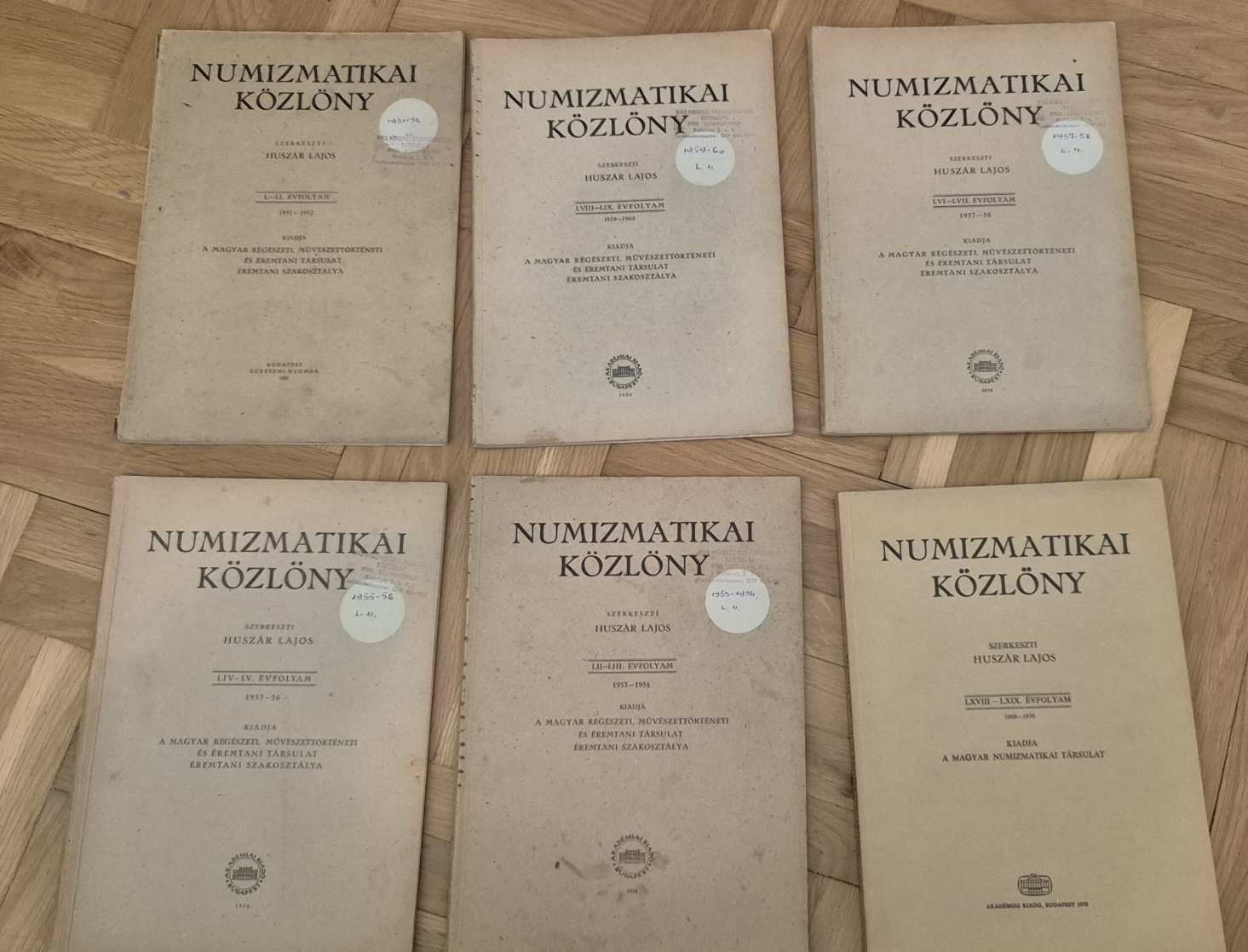 27 db., különböző évfolyamú Numizmatikai Közlöny