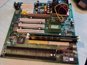 Retro AT alaplap + CPU + VGA kártya Acorp 6VIA/ZX85 Celeron 600 128Mb RAM AGP