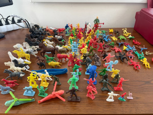 Hatalmas (150+) retro műanyag játékkatona gyűjtemény terepasztalhoz