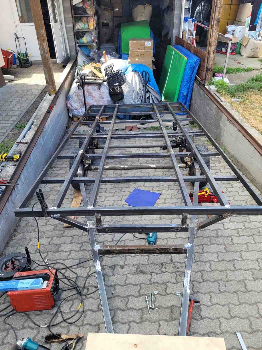 Autószállító tréler egyedi gyártású eladó