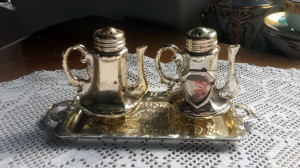 VINTAGE angol ezüst színű  teáskanna formájú  SÓ és BORS TARTÓ +TÁLCA