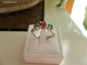 Modern fehér arany gyűrű rubinnal, smaragdokkal és briliánsokkal