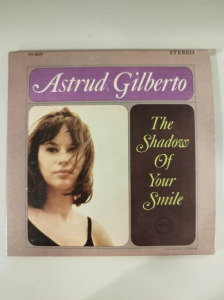 ASTRUD GILBERTO: THE SHADOW OF YOUR SMILE     (2002)      CD  (PAPIRTOKOS)