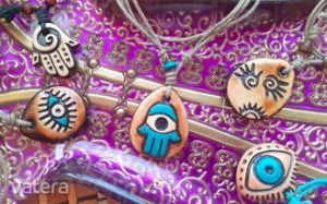Handmade egyedi török kerámia ékszerek: Hamsa vagy Fatima keze szimbólum nyakláncok