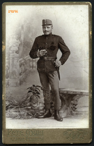 Pete műterem, Székesfehérvár, magyar katona szivarral, egyenruha, bajusz, festett háttér, 1900-as...