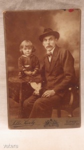 Sellei Károly papa unokával műtermi fotó