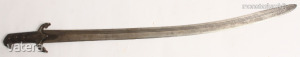 Török karabella, lefelé hajló vas keresztvas, pótolt fa markolattal 1700 körül (85.5 cm)