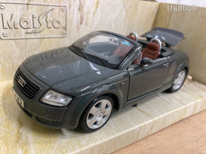 - Audi TT Roadster - Maisto - 1:24 - autó modell - új dobozos - 1ft nmá