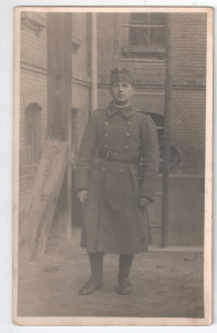 Katona, 1945 november, háttérben akasztófa (?)