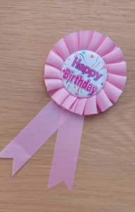 Születésnapi party kellék kitűző Happy Birthday felirattal Rózsaszín