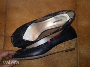 Deichmann telitalpú, fekete, virágos szegéllyel, jó állapotú, 37-es cipő