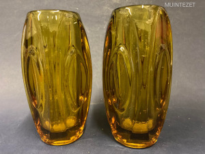 Cseh (?) vintage design borostyánüveg vázák párban --- 2 darab retro üvegváza egyben