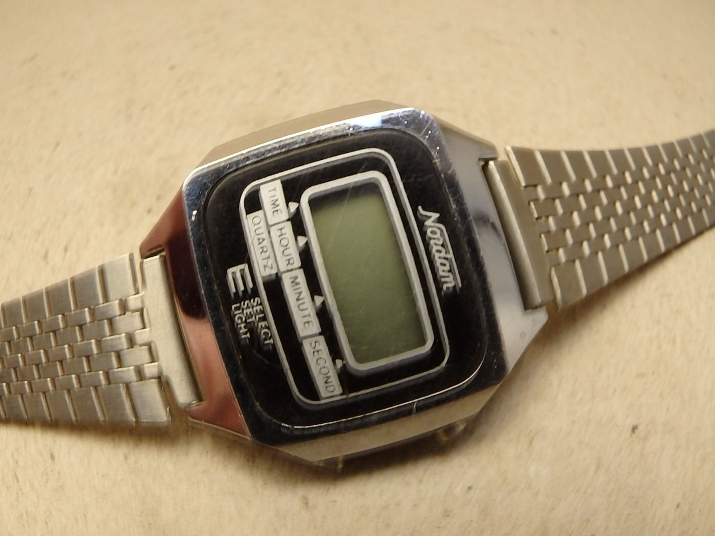 NORDAN NŐI DIVAT ÓRA QUARTZ SZERKEZETTEL OLCSÓN ELADÓ LCD KIJELZŐS