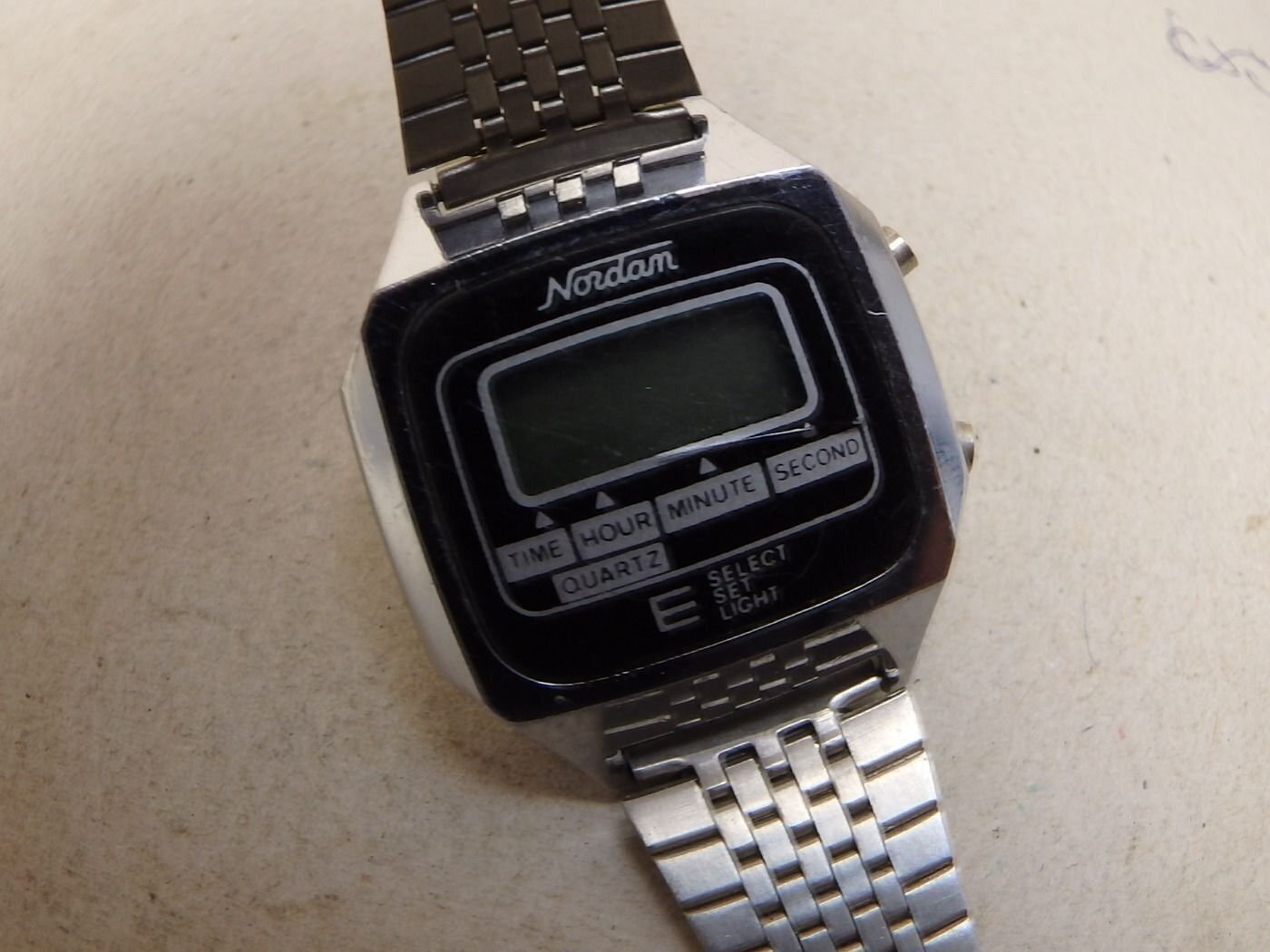 NORDAN NŐI DIVAT ÓRA QUARTZ SZERKEZETTEL OLCSÓN ELADÓ LCD KIJELZŐS