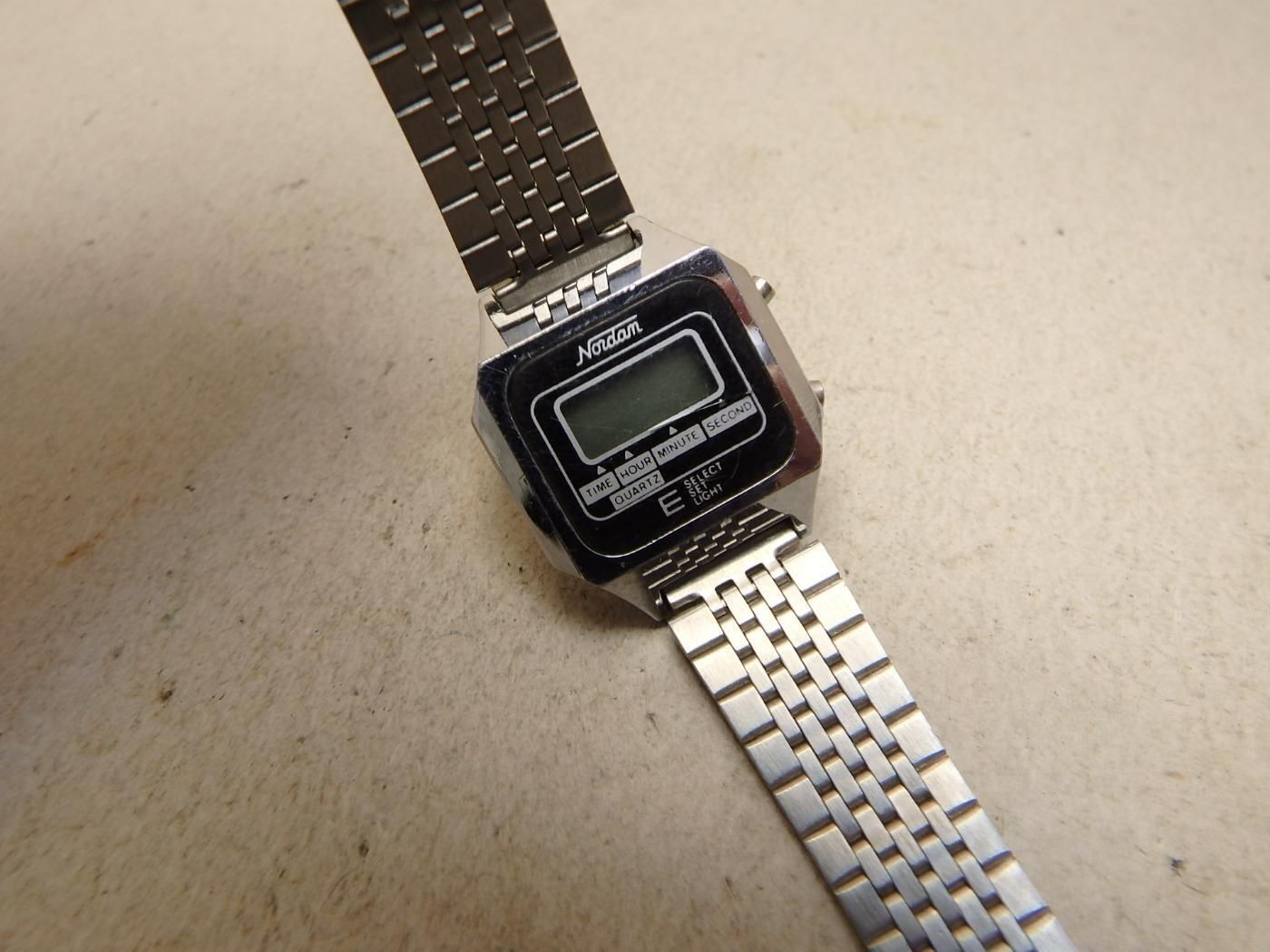 NORDAN NŐI DIVAT ÓRA QUARTZ SZERKEZETTEL OLCSÓN ELADÓ LCD KIJELZŐS